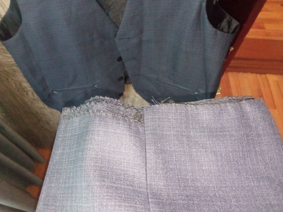 Продам костюм тройка новый