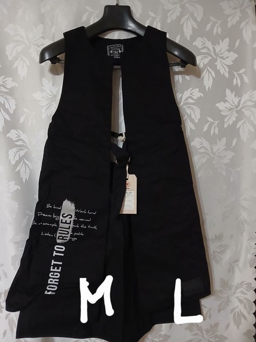 Дамски дрехи от затворен магазин.