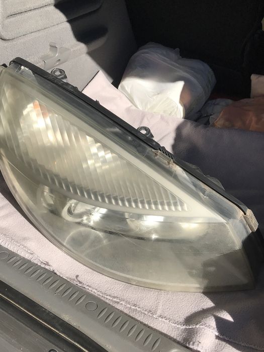 Vând far xenon dreapta complet echipat ,pentru Renault Scenic din 2006