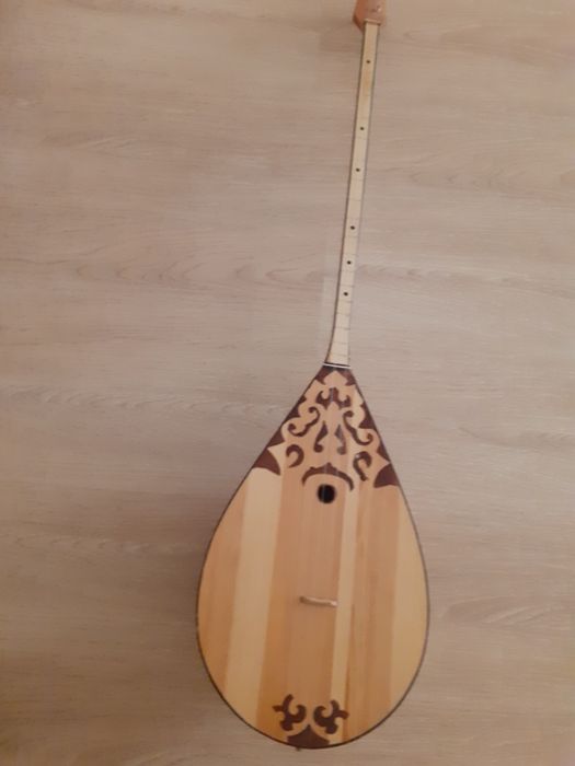 Продам домбыру с чехлом.