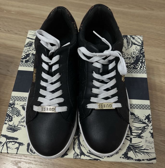 Продам оригинальные кеды Guess
