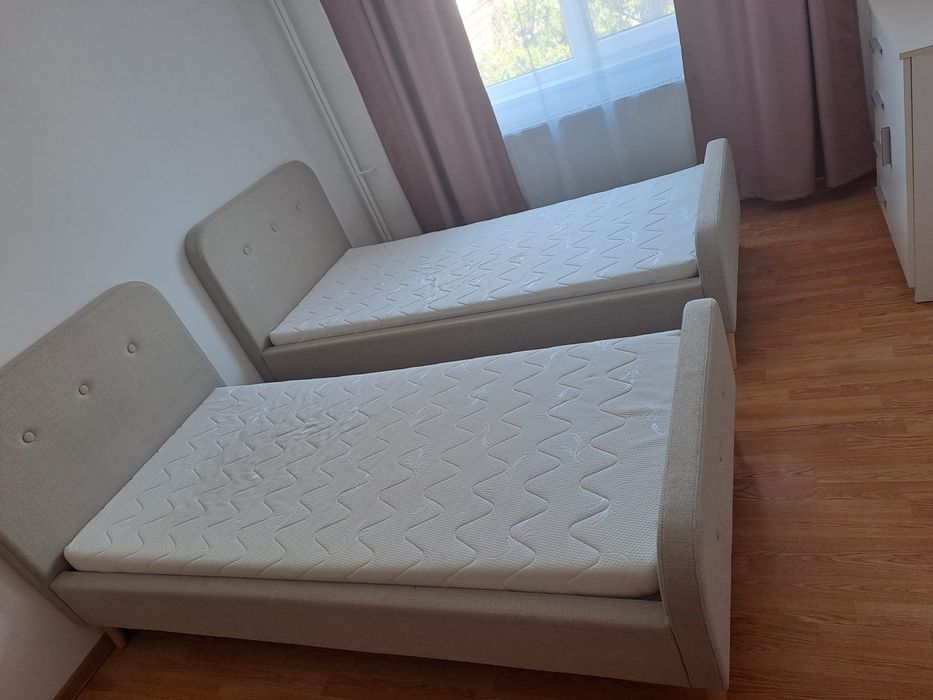 Vând două paturi 90×200 saltea din spumă inclusa in pret.