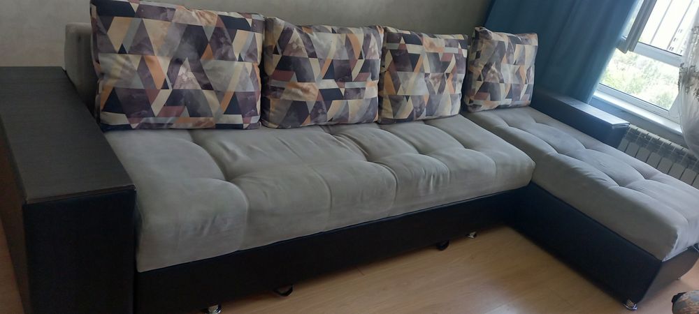 Продам угловой диван 4м. Чистый, все механизмы работает. 70000