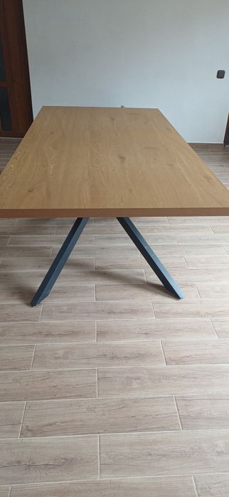 Masa nouă, doar montată