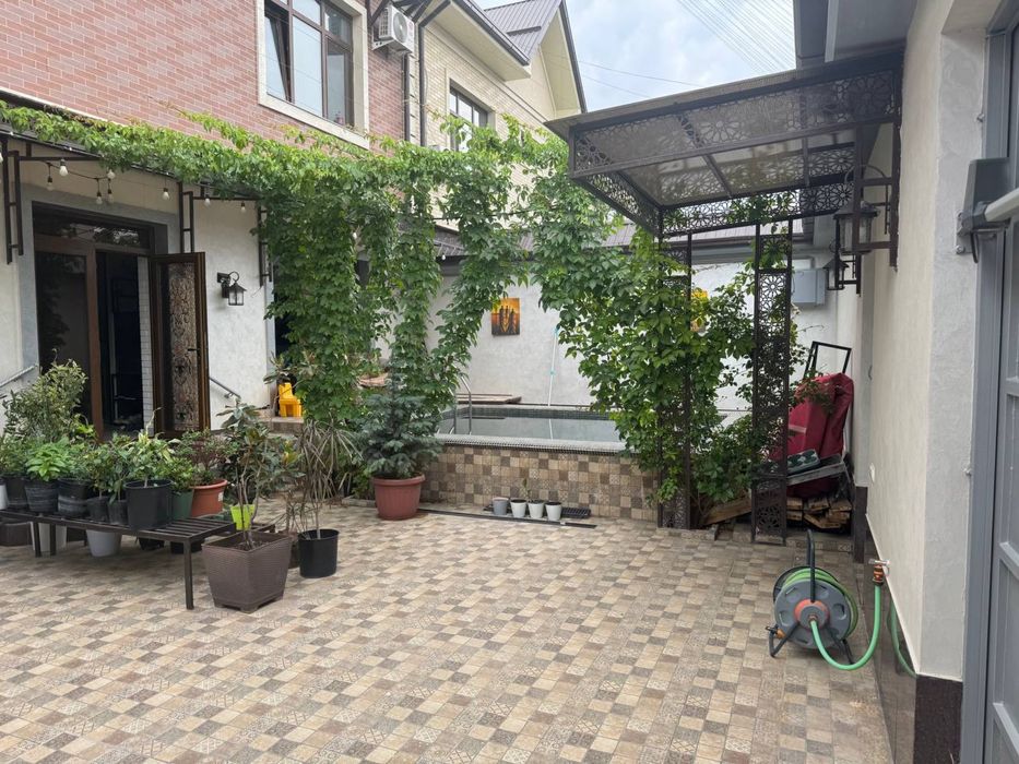 Продам дом. Три этажа. 8 спален. Пять сан узлов