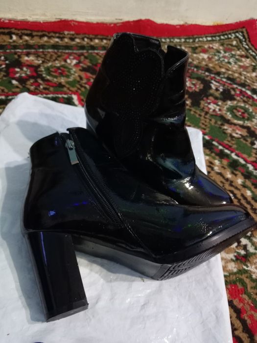 Ayollar sapogi  sotiladi