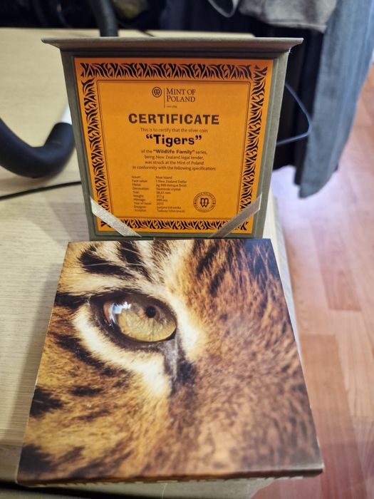 Монета серебро. Тигры.