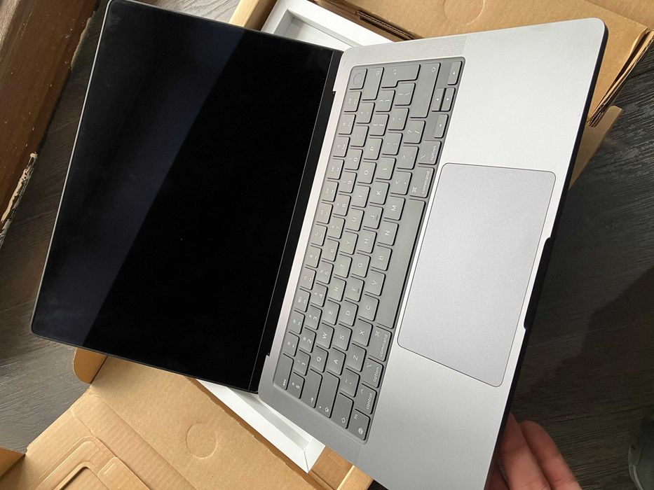 MacBook Pro 14" Cip M4, 16GB memorie, 512GB stocare