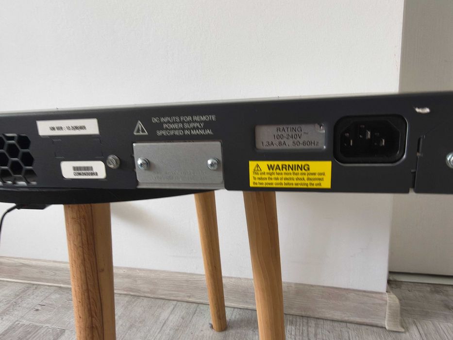 Cisco Catalyst 2960-24TC- L-V03. Switch profesional 24 porturi 10/100 Mbps. Impecabil!