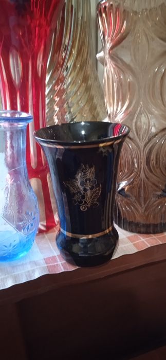 Вазы для цветов,стеклянные,керамические,цветное стекло:чёрное,красное