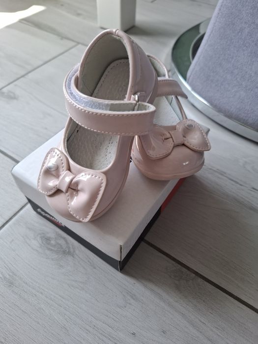 Бебешки лачени сандалки