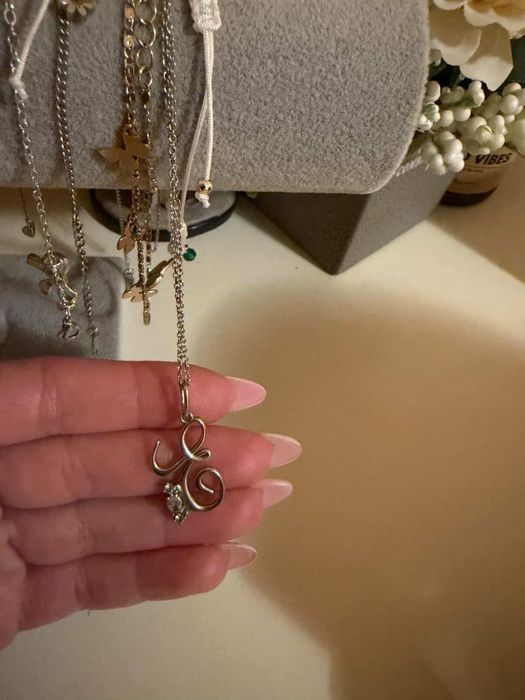 Сребърно колие с инициал ,,Е”