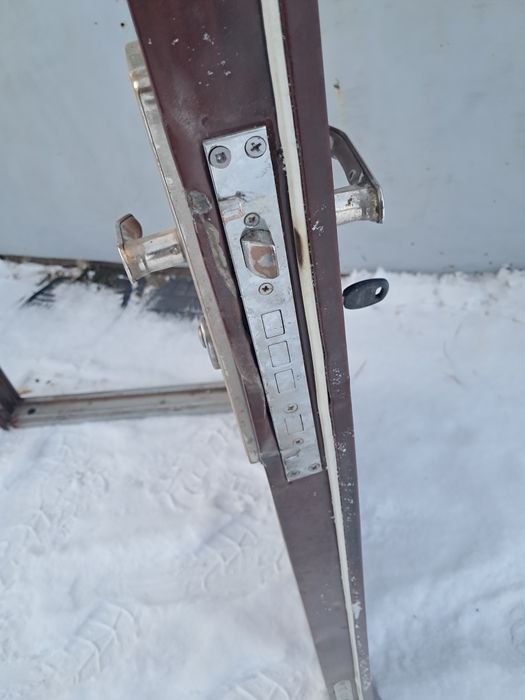 Продам металлическую дверь