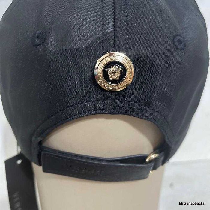 Маркова шапка с кожена козирка и черен камуфлаж markva  shapka шапки