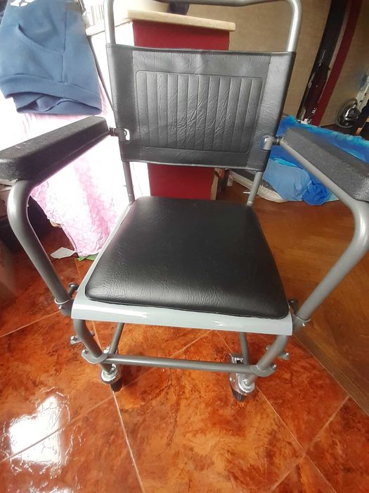 Scaun cu rotile si vas de toaletă