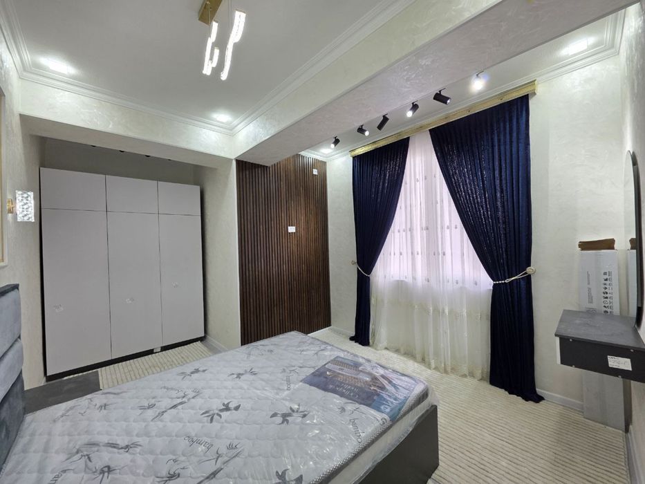 3 xonali kvartira sotiladi. 9 - qavatda liftli domda. Titova