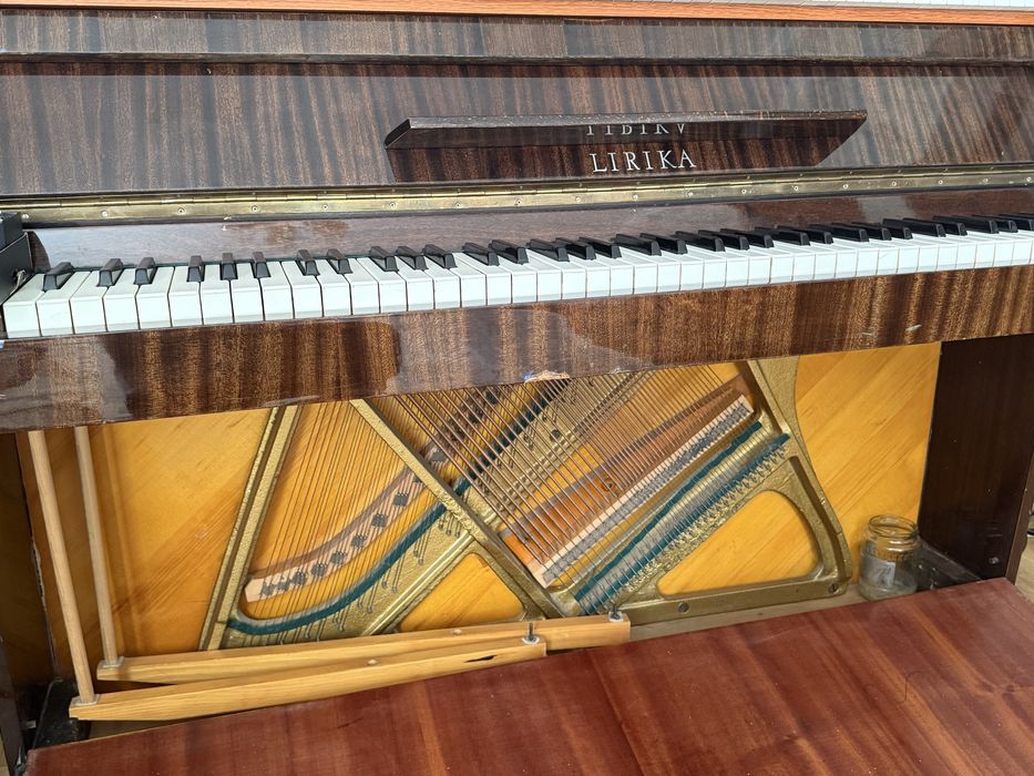 Продаю пианино LIRIKA