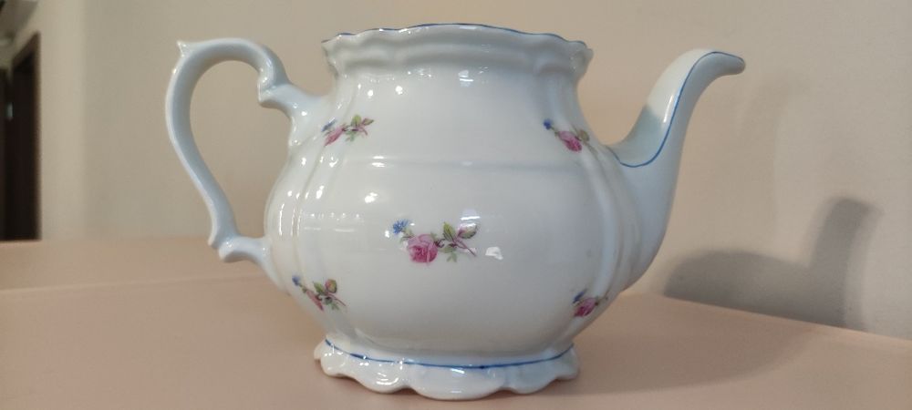 Красива порцеланова каничка