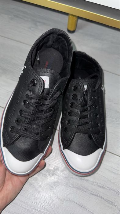 Стильная черная кеды