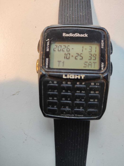 Продават се ретро ръчни електронни часовници с калкулатор CASIO