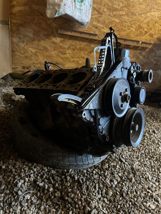 Vând motor 1.8is BMW e36 întreg sau dezmembrez