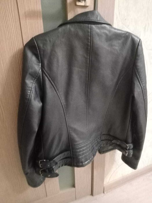 б/у_Молодежная кожаная куртка на девушку