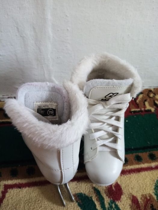 Продам коньки  на девочку
