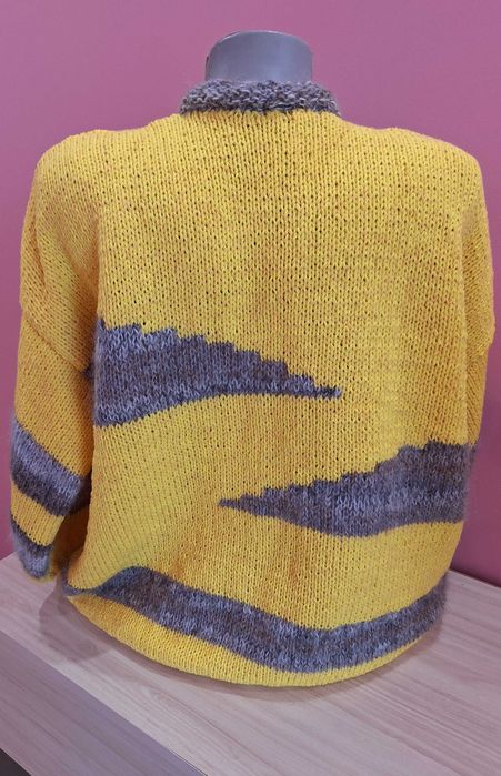 Ръчно изплетен пуловер