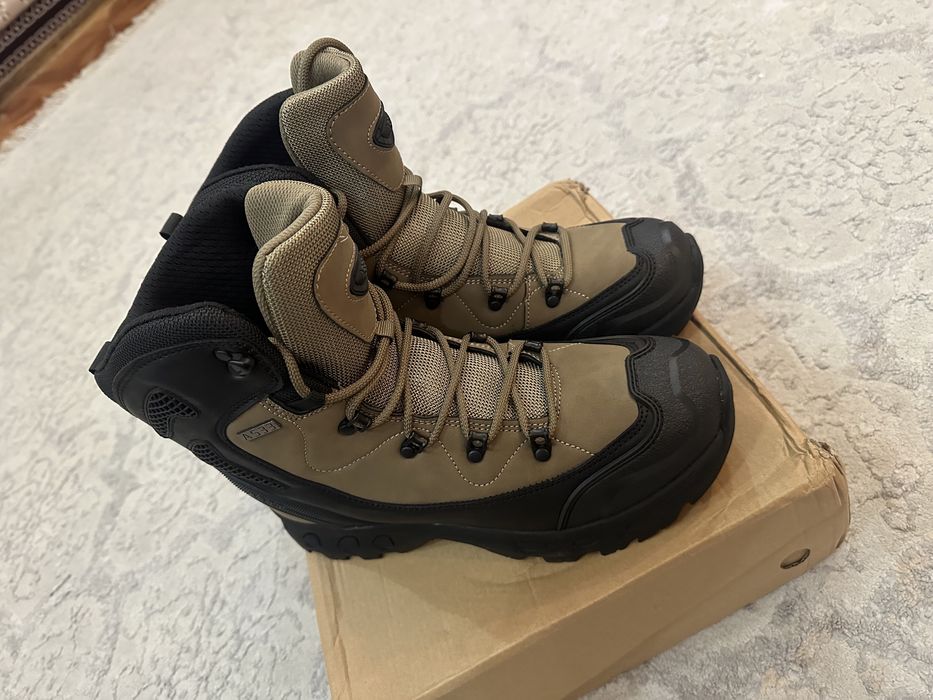 Продам новые ботинки