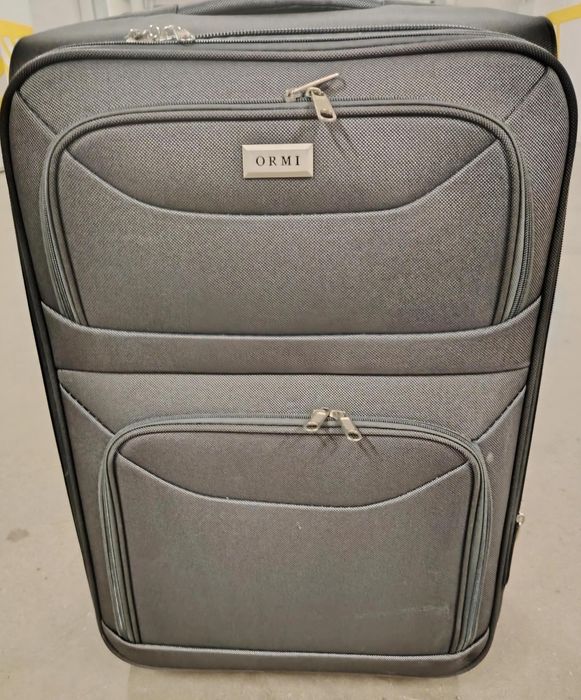 Продавам голям куфар с колелца и телескопична дръжка