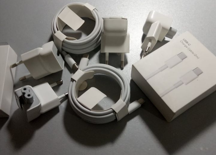 для MACBOOK - зарядка блок питания