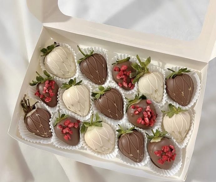 Клубника в шоколаде. Подарок.