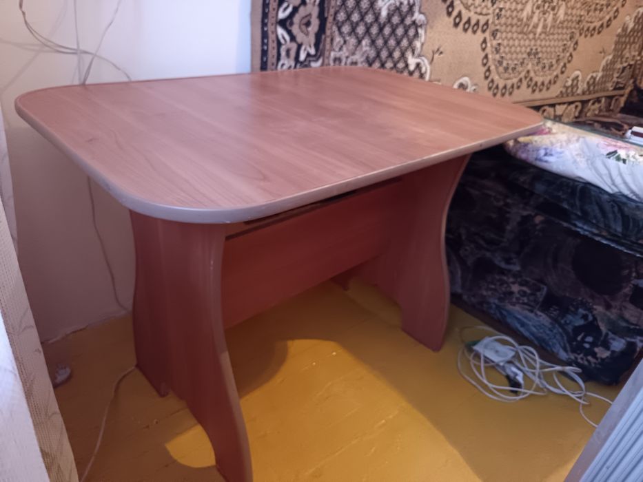 Продам стол кухонный