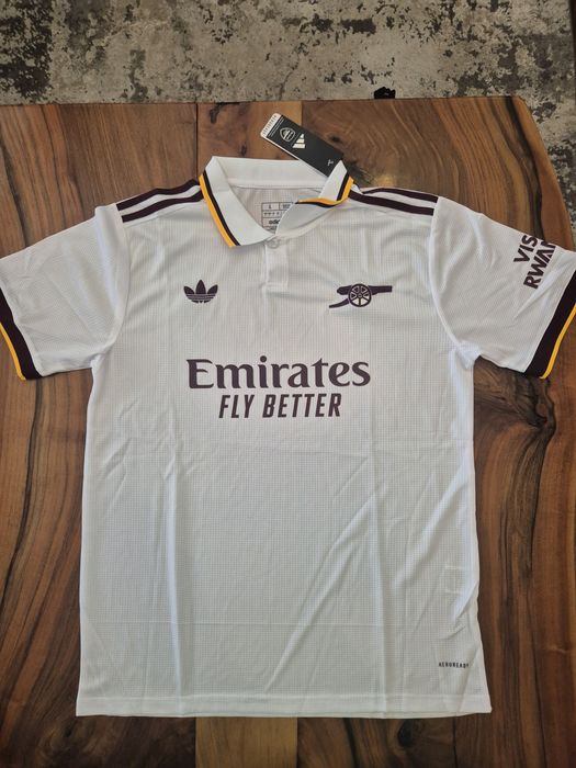 Новите тениски на Арсенал 25/26