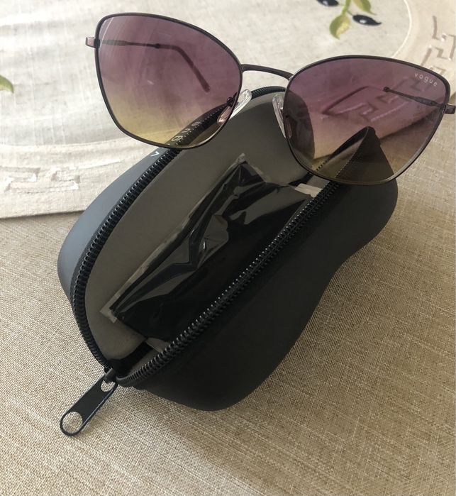 Дамски слънчеви очила Vogue, розово-лилава бленда на стъклата