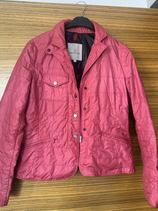Яке  na Moncler,страхотно е,модерно,удобно за лято,пролет ,есен