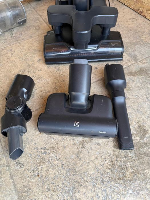 Aspirator Electrolux Ultimate 800 full accesorii
