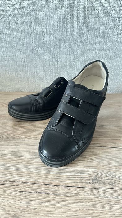 Продам обувь для девочки