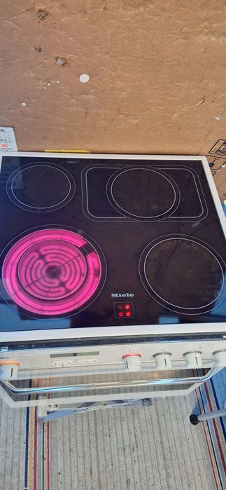 Фурна за вграждане с керамични котлони Miele