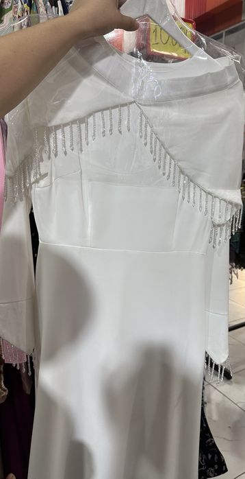 белое платье с длинными руковами