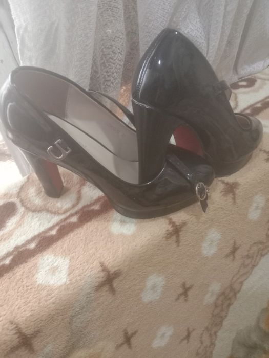 Продают туфли на каблуке