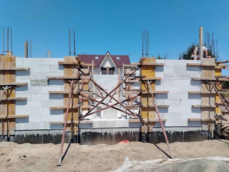 Case la rosu , blocuri , fundatii , structuri din beton armat .