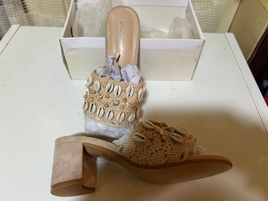 Vând saboți si papuci