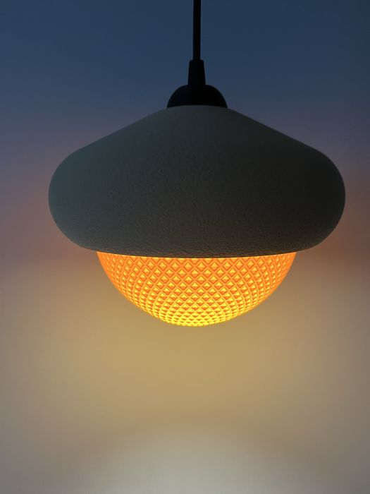 Lampa suspendata, lustra, lampa tavan.