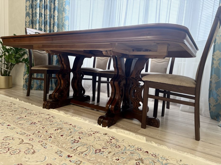 Мебель для гостиной. Сервант, стол, стулья