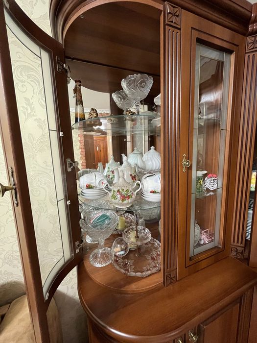 сервант, шкаф в хорошем состоянии