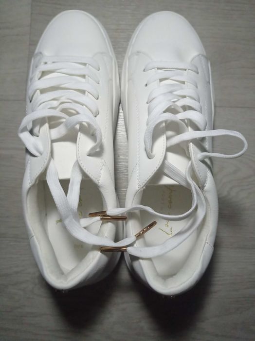 Продам кроссовки новые