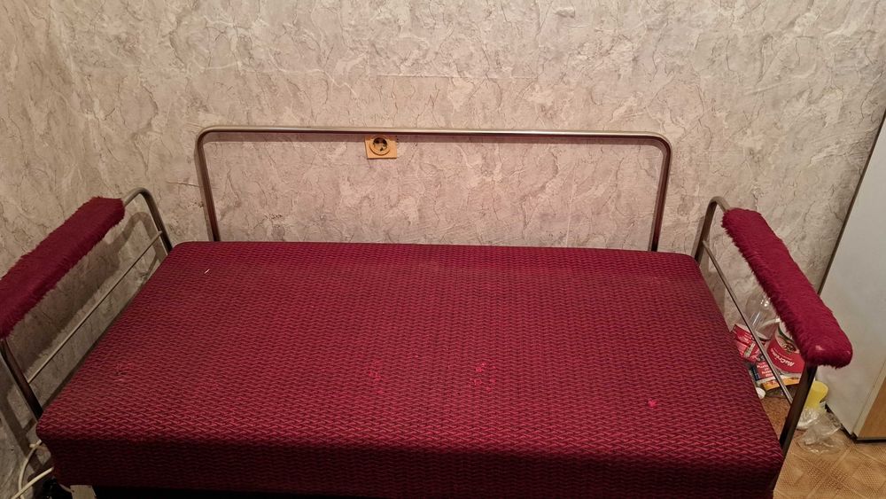 Диван с място за нареждане