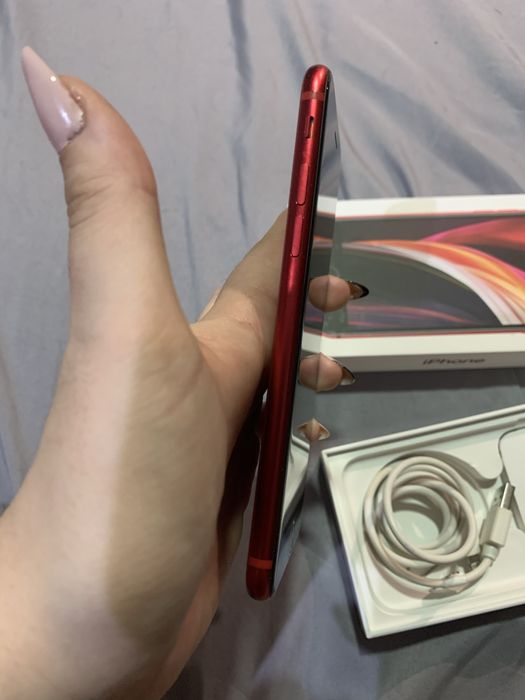 IPhone SE 2020 - червен 64 GB в отлично състояние