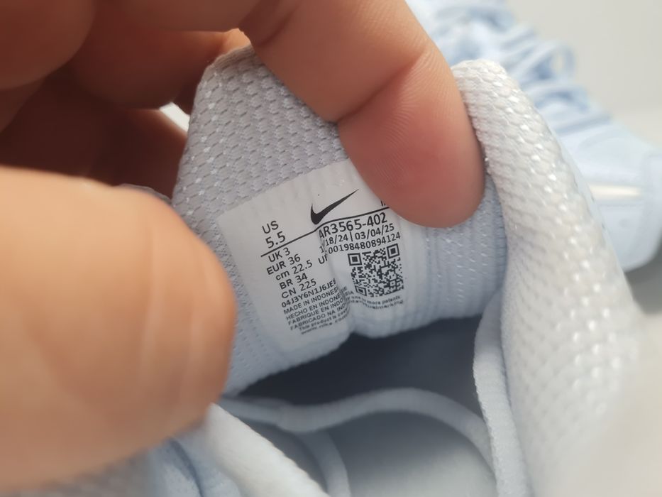 Маратонки Nike Shox 

Чисто нови с кутия.

Размер 36 стелка 22.5 см.

Цена 65 евро.